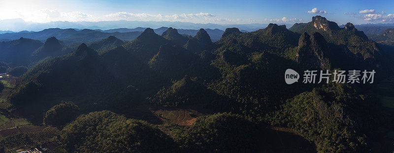 在泰国清莱省的Doi Luang Chiang Dao，日出时美丽的空中景观。